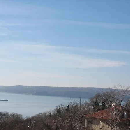 Ellinis - Sea View And Free Parking Готель 3*